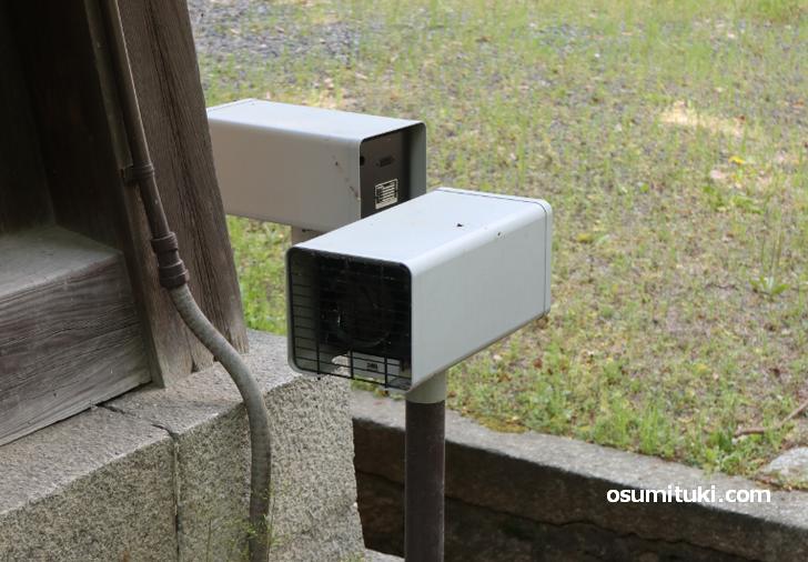 御所は侵入センサーや監視カメラで厳重に監視されています