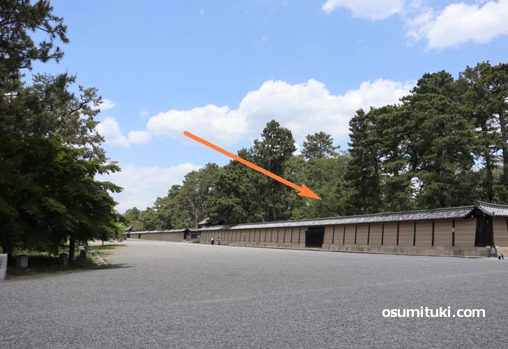 京都新城の遺構は京都御苑内の京都仙洞御所西側の塀内側で発見された