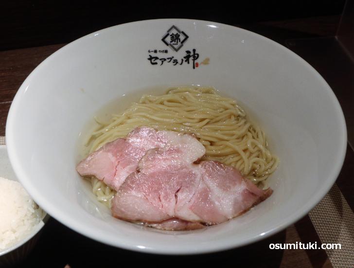 麺は漢方の甘い香りがする