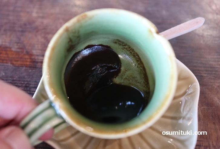 コーヒーの粉が沈殿しているのが特徴的なバリコーヒー