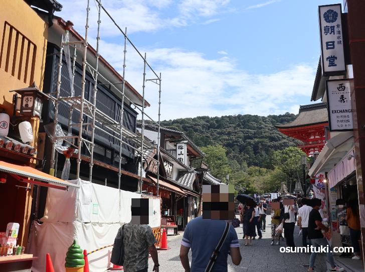松原坂を清水寺手前から撮影、人は多く、ほとんどの店舗が開業中