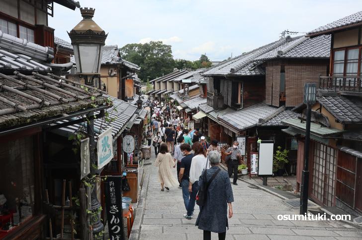 二寧坂(二年坂)は高台寺にも近いので賑わっていました