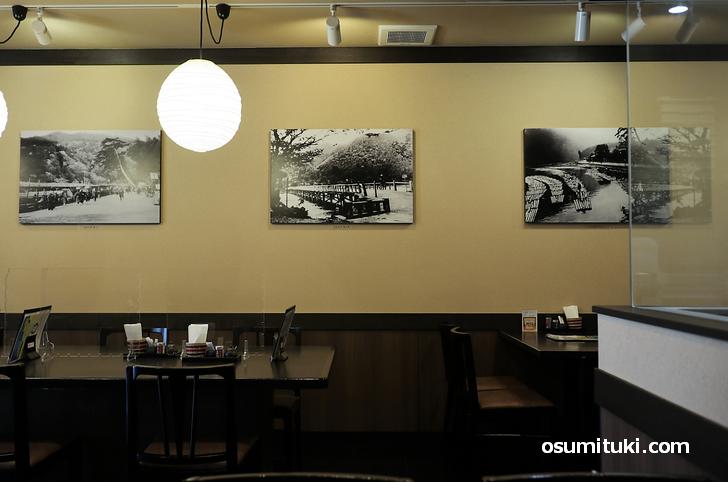 和風の店内、壁には明治初期~後期の渡月橋(木製)を写した写真があります