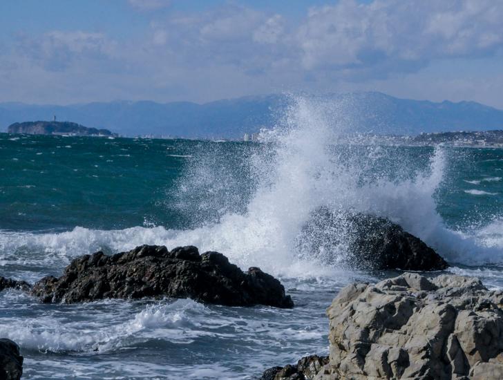 荒れる湘南の海