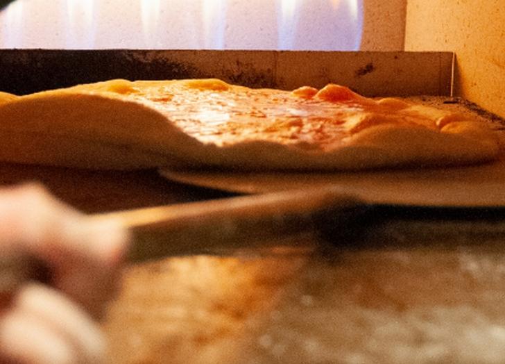 ピザは生地にこだわり、石窯で焼いたもの