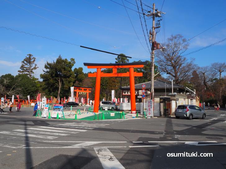 上賀茂神社の新しい大鳥居は横断歩道のところ