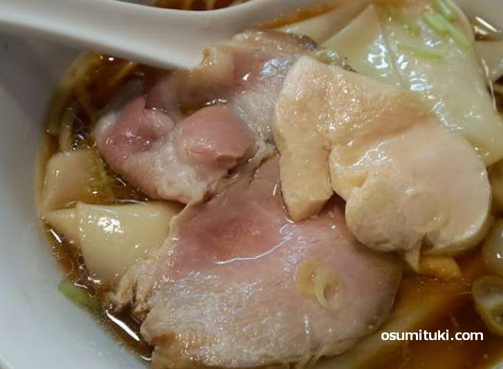 チャーシューは京都の地鶏を低温調理したもの