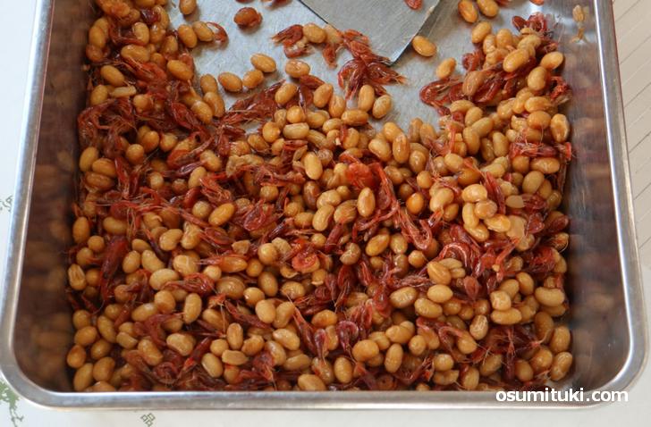 琵琶湖で採れる小さなエビと豆を一緒に炊いた伝統料理