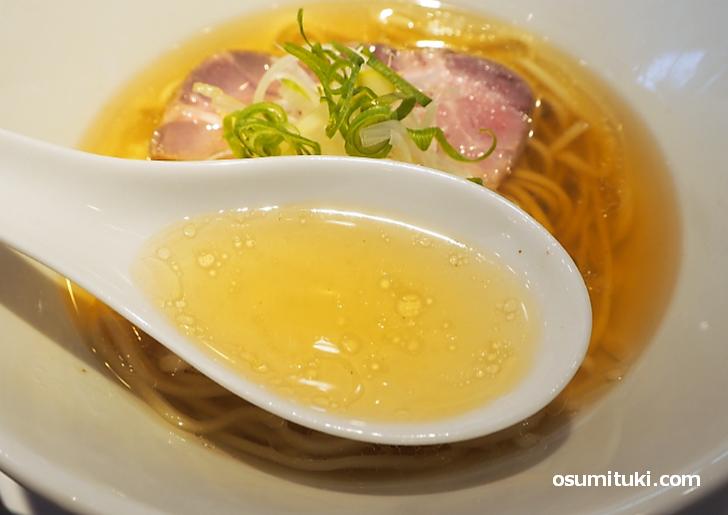 透明な黄金スープが記憶に残る味わい