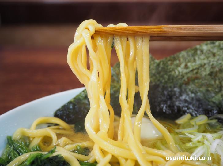 食べ方の推奨は「麺かため・味濃いめ・油多め」で「白ねぎ」を入れるように注文