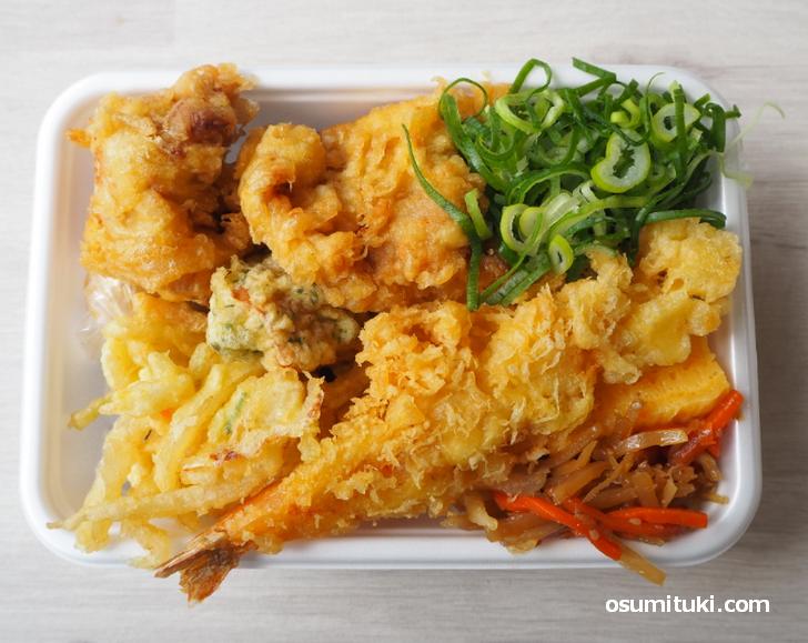 天ぷら4種(620円)鶏もも天(2個)・えび天・野菜バラ天・ちくわ磯辺天