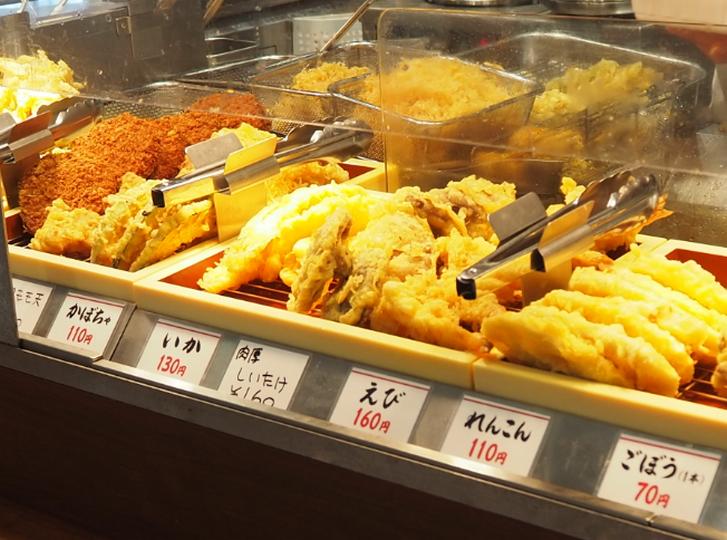 天ぷらは厨房で揚げたもの