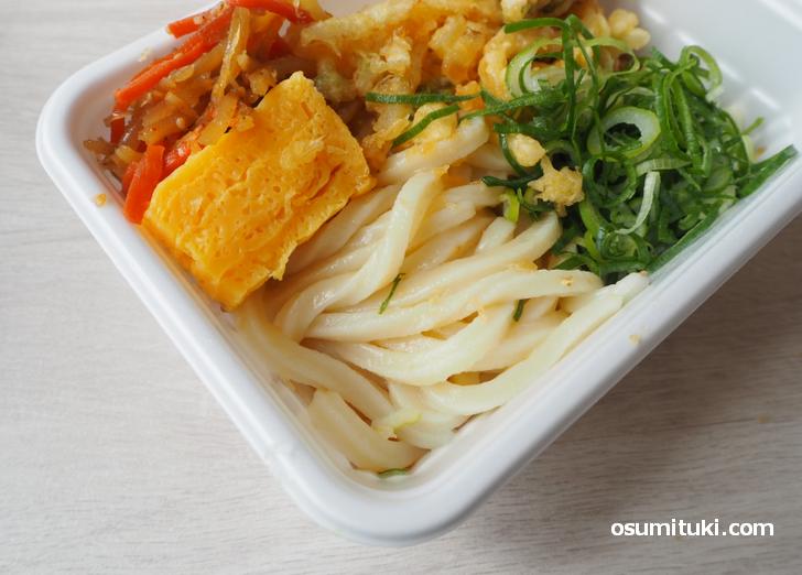 うどんはモチモチで、ぶっかけツユをかけて食べるスタイル