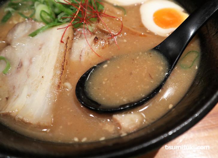 鶏とんこつで野菜をたっぷり使ったポタ系ラーメン