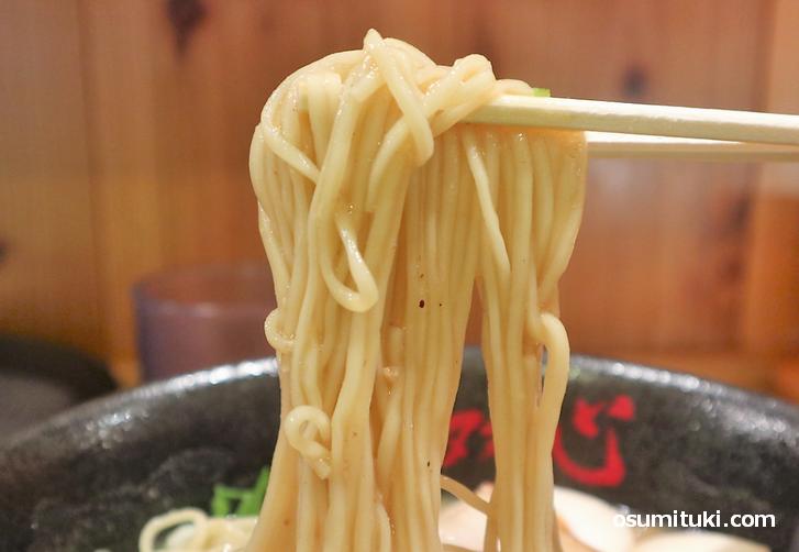 麺は自家製麺、ちゅるとモチッとした麺です