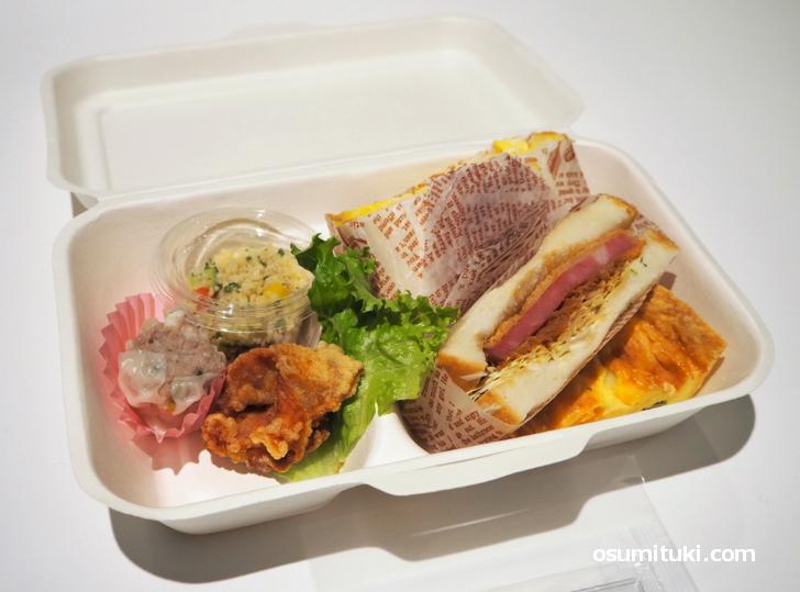 ザンギ（北海道の唐揚げ）が入ったサンドイッチのランチボックス