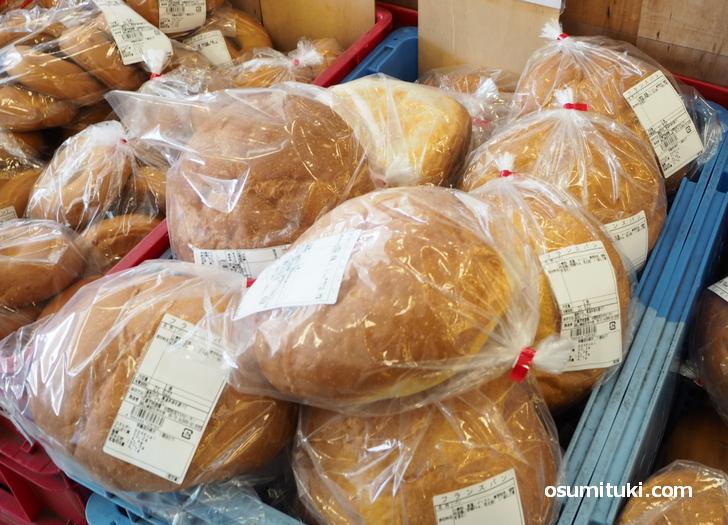 岡山謎の激安店「ラ・ムー」ビッグサイズのフランスパンが激安108円！