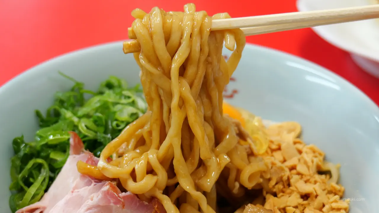 麺は縮れた極太麺でタレがよく絡む