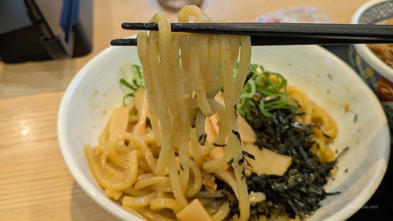 油そばにしては太い麺