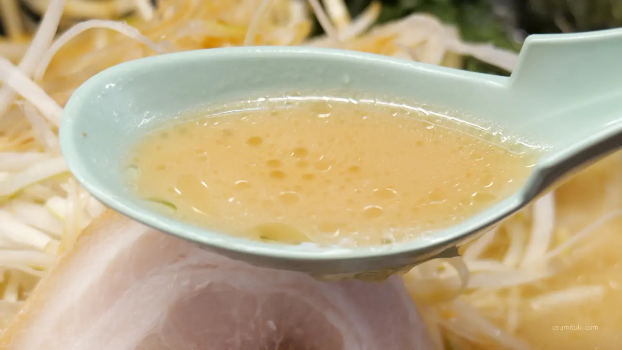 濃厚クリーミーなスープが特徴