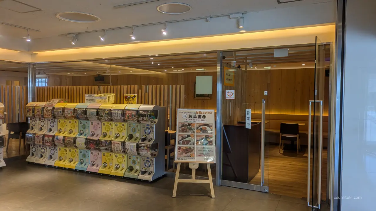 入口はこちら(券売機は厨房前)