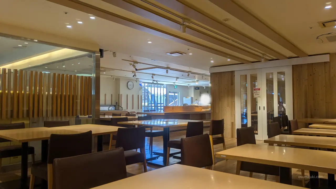 右奥の仕切りの中は社員用エリア