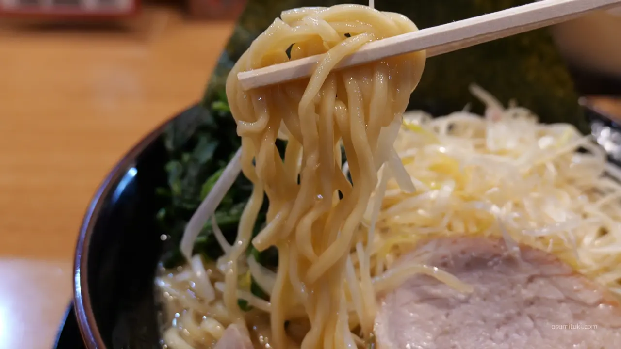 家系独特の麺