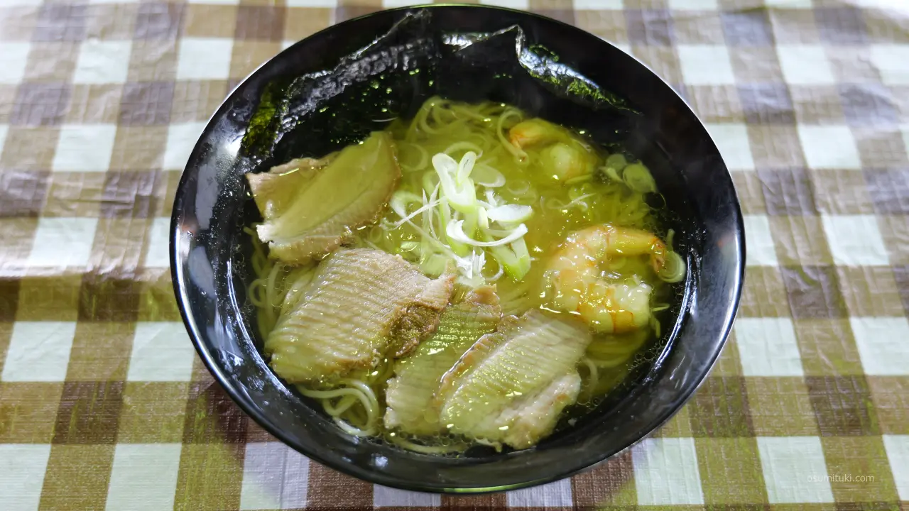 海老が入った塩ラーメン