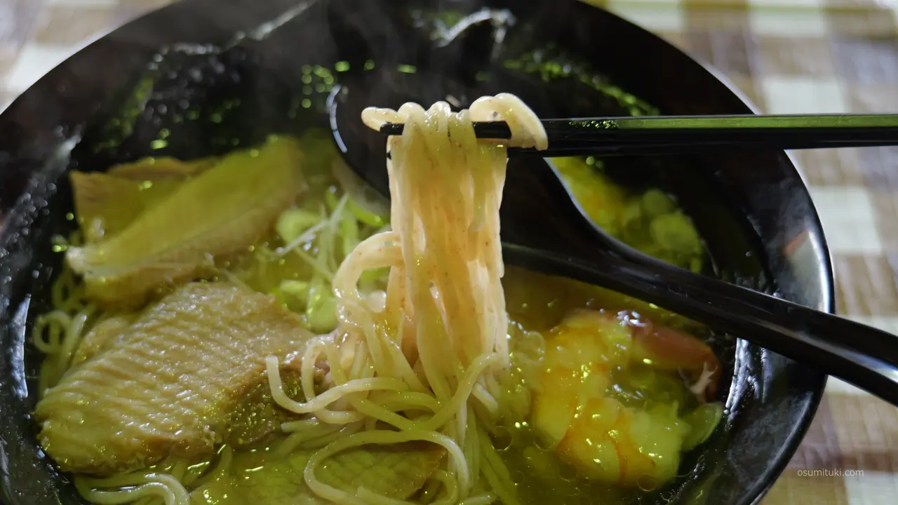麺は米粉と全粒粉ですが美味しい麺です