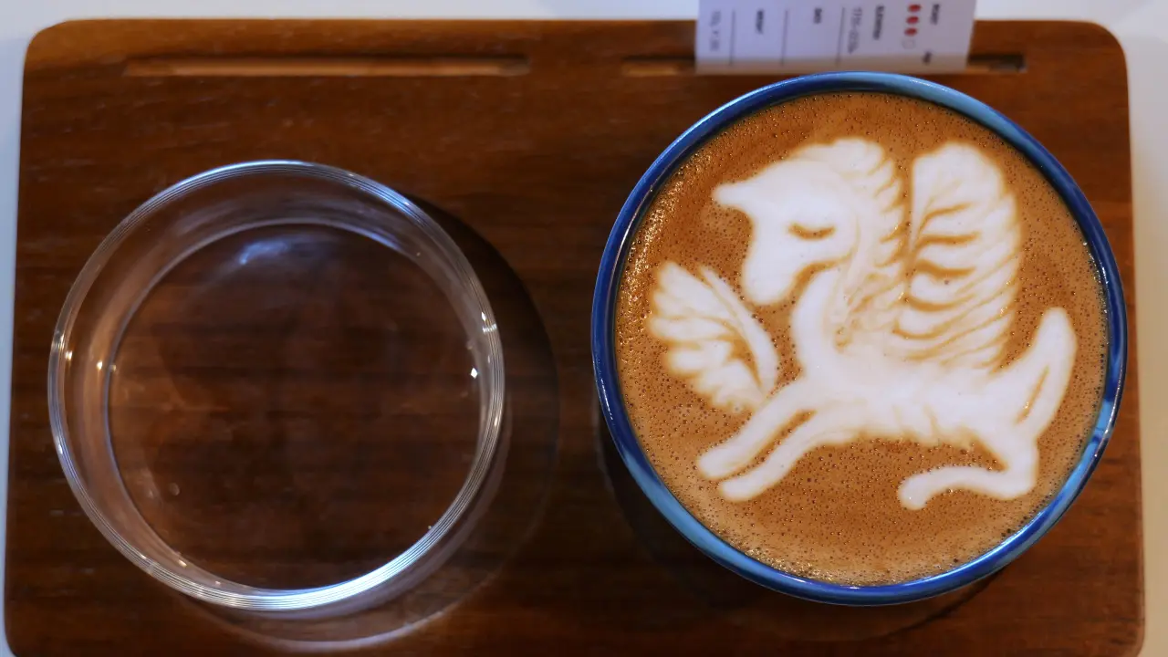 器用過ぎるラテアートチャンピオンのカフェラテ