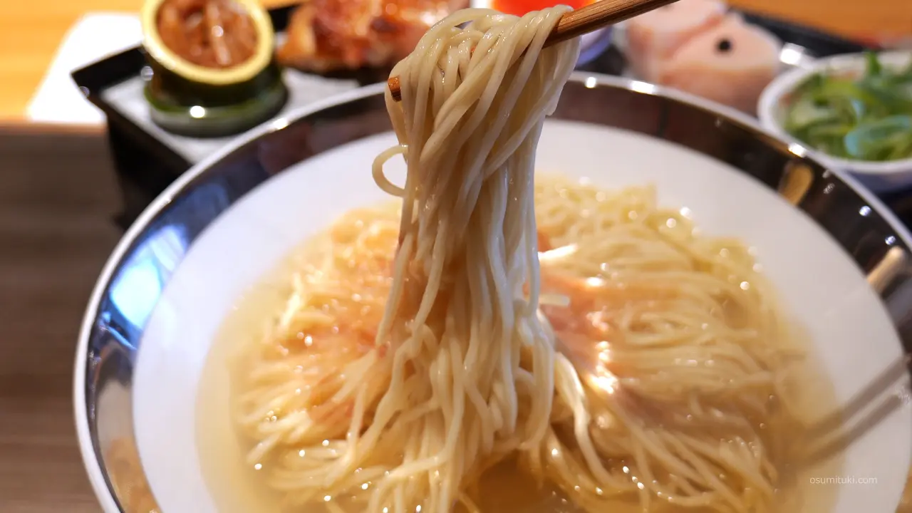 麺は銀の潮そばは中太麺