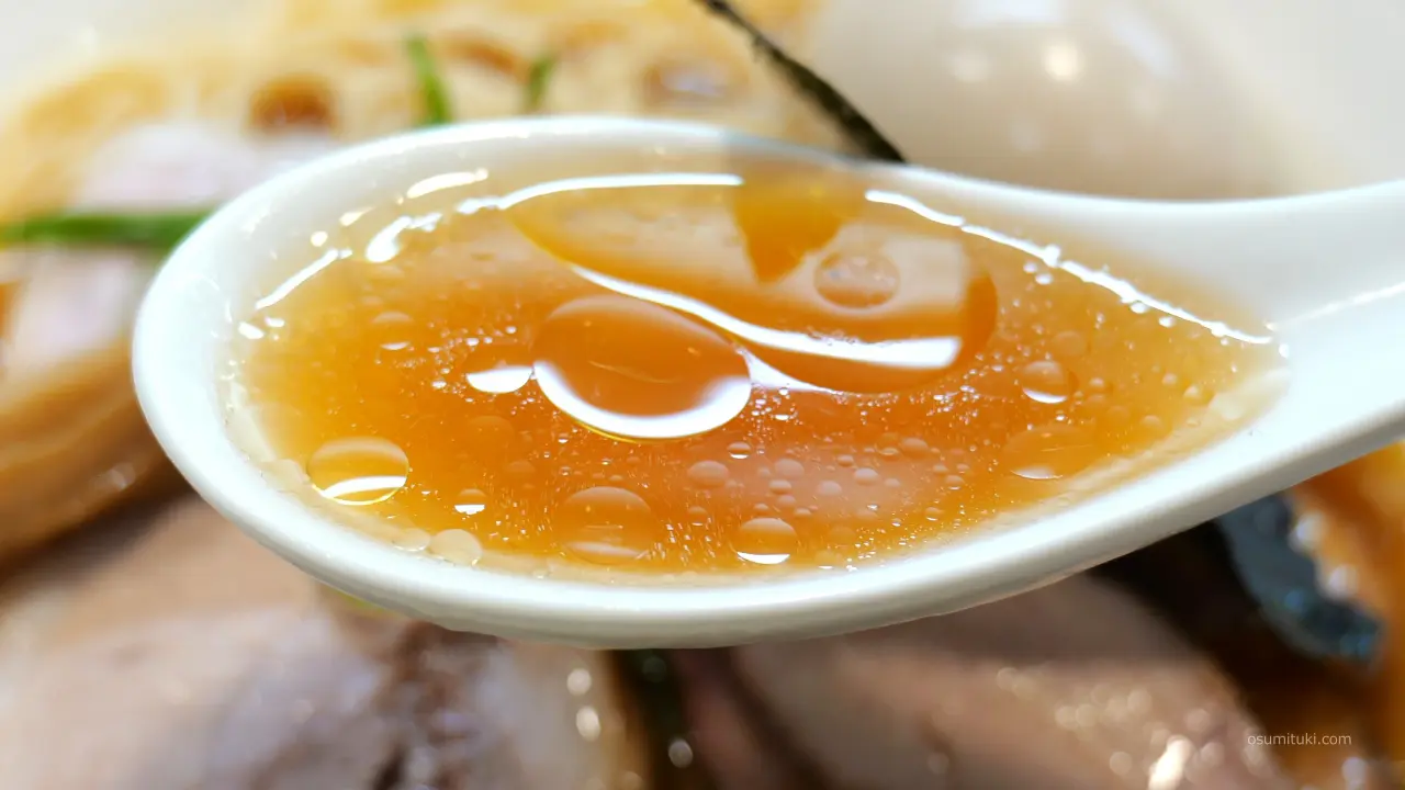 淡麗系の澄んだスープながら旨味が凝縮されている