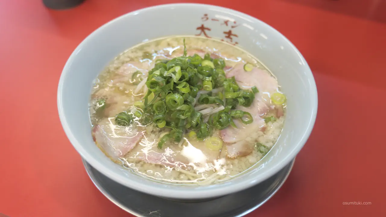 背脂たっぷりで美味しそうなビジュアル