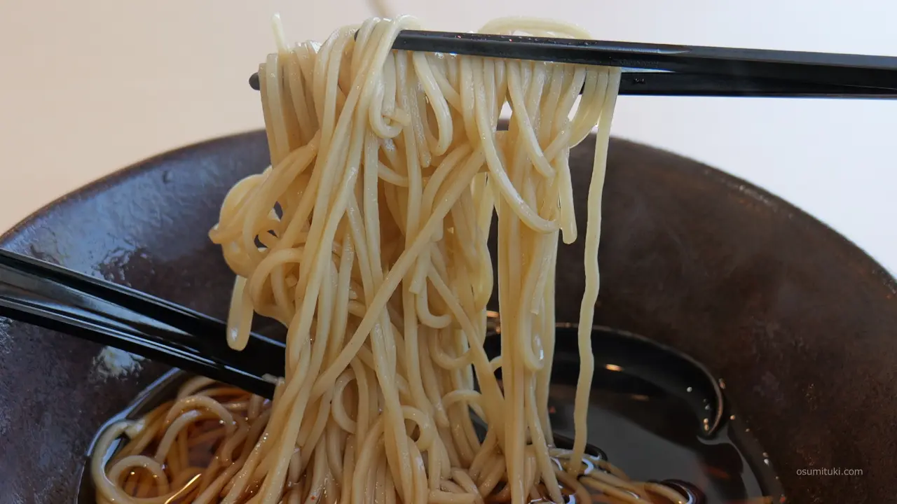 関東らしい黒いつゆで食べる店
