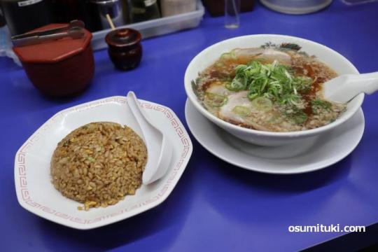 典型的な京都ラーメン店の組み合わせ（背脂醤油、やきめし）