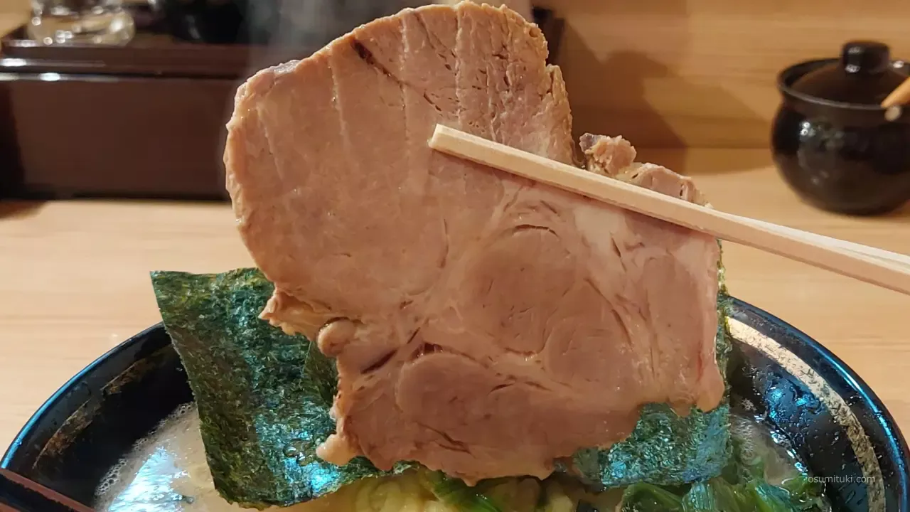 大判チャーシューとほうれん草と海苔が家系の特徴