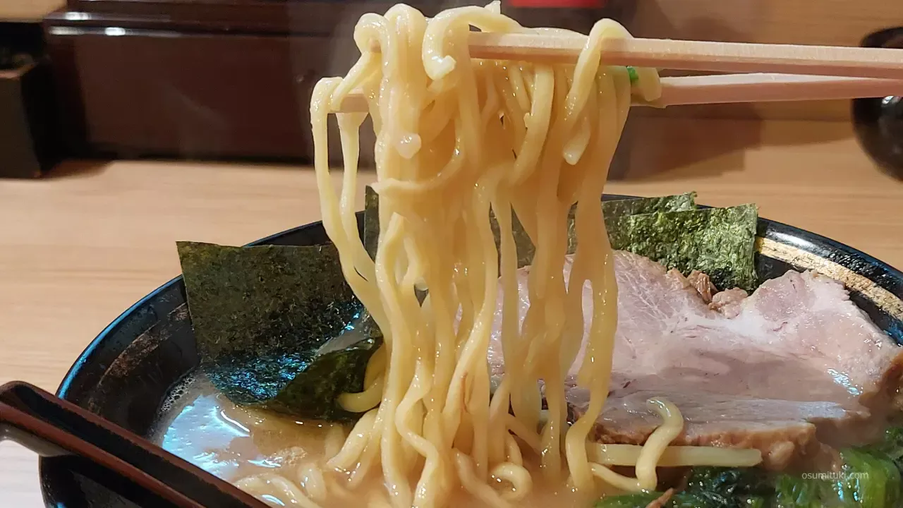 直系は酒井製麺の短い平打ち麺を使用