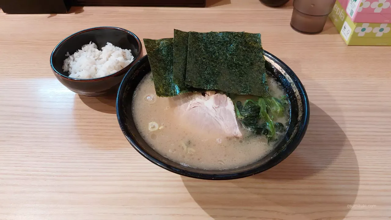 麺が短いのはライスと一緒に食べるから